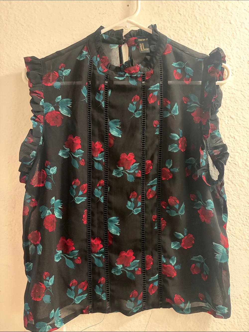 Floral Ruffle Sleeveless Blouse in Black and Red Roses size M